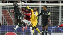 Sebelumnya, Mike Maignan harus memungut bola dua kali dari jala gawangnya setelah gol dari Ibrahima Konaté dan Virgil Van Dijk. (AP Photo/Luca Bruno)