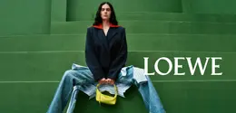 LOEWE resmi meluncurkan kampanye precollection Fall Winter 2026 yang dipotret oleh fotografer Talia Chetrit di pulau vulkanik Tenerife.