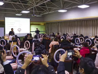 Warga belajar keterampilan livestreaming serta webcasting untuk e-commerce dan jualan online saat workshop yang digelar oleh otoritas pemerintah daerah di Zhangye, Provinsi Gansu, China, 20 Januari 2022. (Chinatopix via AP)