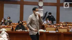 Menteri Pendidikan, Kebudayaan, Riset dan Teknologi Nadiem Makarim bersiap rapat kerja dengan Komisi X DPR di Senayan, Jakarta, Selasa (12/4/2022). Raker membahas perkembangan dan evaluasi pelaksanaan seleksi Guru Pegawai Pemerintah dengan Perjanjian Kerja (PPPK). (Liputan6.com/Angga Yuniar)