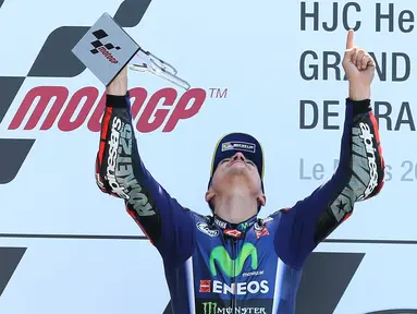 Pembalap Movistar Yamaha, Maverick Vinales, merayakan kemenangannya setelah berhasil menjuarai balapan MotoGP Prancis di Sirkuit Le Mans, Minggu (21/5). Vinales finish diurutan pertama dengan catatan waktu 43 menit 29,793 detik. (AP Photo/David Vincent)