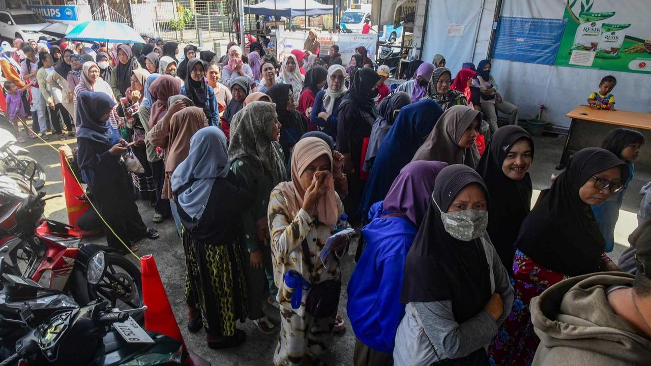 FOTO: KJP Plus Cair, Warga Ramai-Ramai Belanja Sembako Bersubsidi