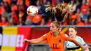 Lieke Martens (kiri) berusaha membawa bola dari kejaran pemain Belgia Elke Van Gorp saat pertandingan UEFA Women's Euro 2017 di Stadion Koning Wilhelm II di Tilburg (24/7). (AFP Photo/Tobias Schwarz)