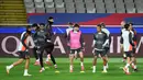 Pada leg pertama babak 16 besar Liga Champions 2024/2025 pekan lalu, Benfica harus mengakui keunggulan Barcelona dengan skor tipis 0-1. (Josep LAGO/AFP)