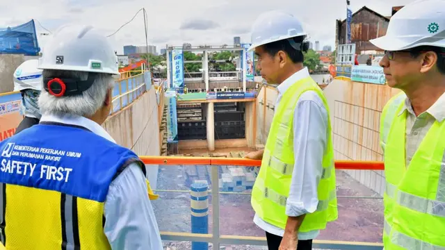 Jokowi Tinjau Proyek Sodetan Kali Ciliwung