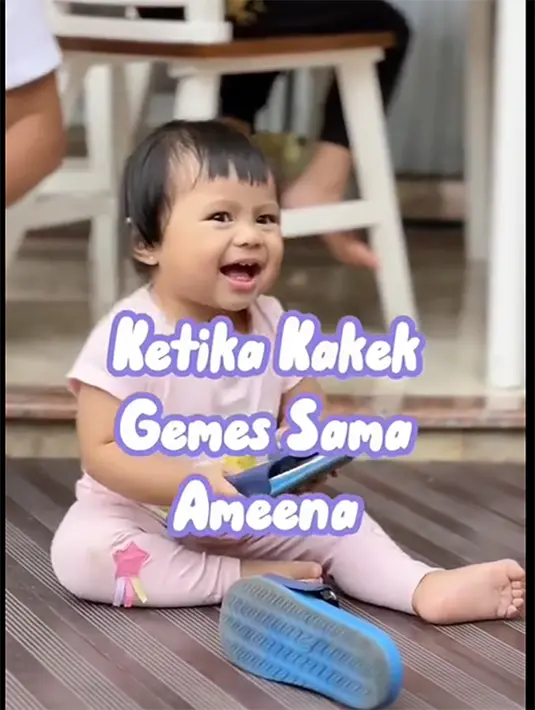Potret menggemaskan Baby Ameena saat main ke rumah kakek neneknya. Melihat cucunya mainan, Anang Hermansyah ikut gemas dan merangkul cucunya. [Instagram/ananghijau]