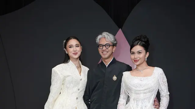 Tampilan Kembar Ariel Tatum dan Yasmin Napper Bak Pengantin dalam Balutan Kebaya Putih Rancangan Didiet Maulana