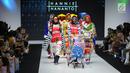 Model mengenakan busana rancangan Hannie Hananto menapilkan 8 busana saat Muslim Fashion Festival (MUFFEST) 2019 di JCC, Jakarta, Jumat (3/5/2019). MUFFEST 2019 melalui Bekraf membuat Indonesia Trend Forecasting 2019/2020 dengan tema "Sigularity" sebagai acuan. (Liputan6.com/Herman Zakharia)