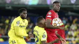 Ibrahima Konate sempat dibuat kerepotan oleh penyerang Villarreal di babak pertama hingga kebobolan dua gol. Namun, di babak kedua penampilannya perlahan membaik hingga akhirnya The Reds mengunci kemenangan dengan skor 3-2. (AP/Alberto Saiz)