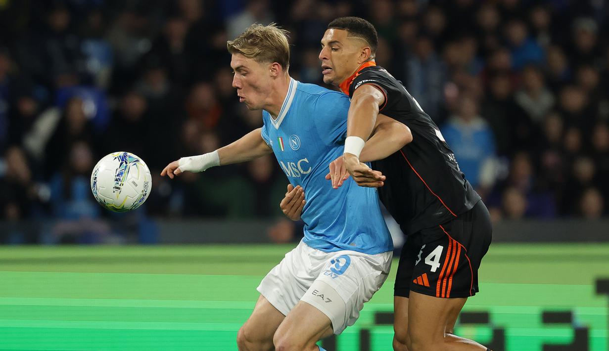 Tuan rumah berduel sengit dengan tim tamu Como di Stadio Diego Armando Maradona. Namun laga harus ditentukan lewat adu penalti setelah kedua tim bermain imbang 1-1 hingga waktu normal berakhir. (Alessandro Garofalo/LaPresse via AP)