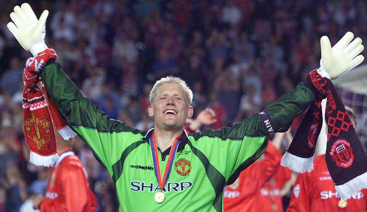 Peter Schmeichel diboyong MU dari Brondby dengan harga hanya 750 ribu poundsterling. Dirinya sukses membela Setan Merah sebanyak 292 kali. (AFP Photo/Eric Cabanis)