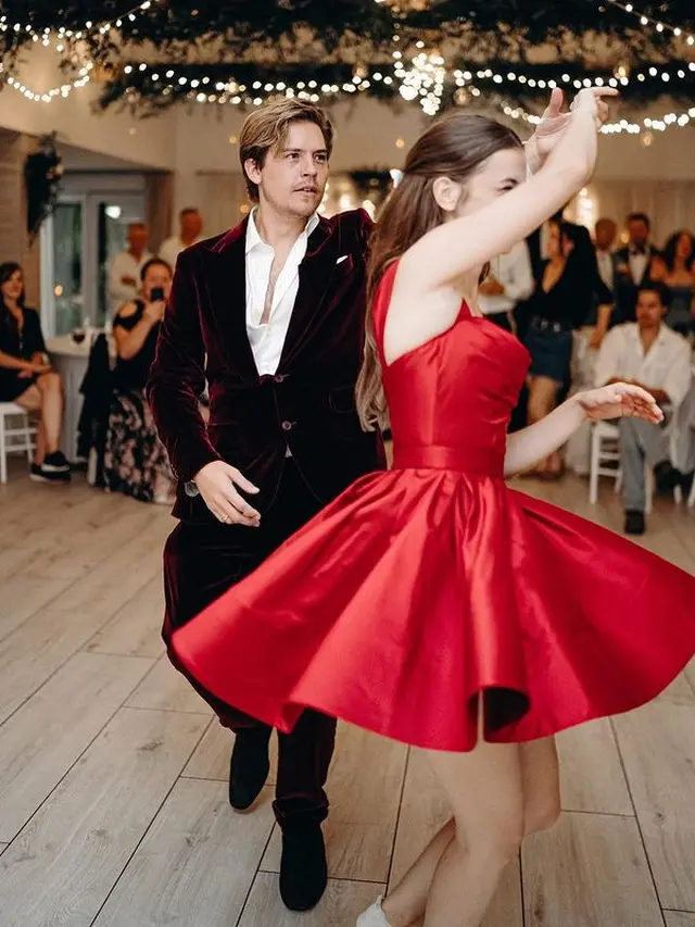 Potret Dylan Sprouse dan Barbara Palvin saat Menikah di Hungaria