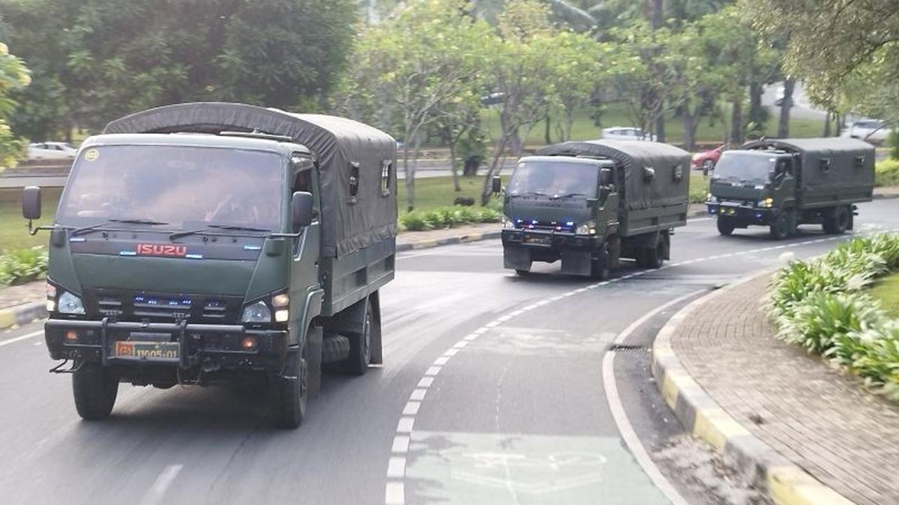 Tanpa Senjata Api, Prajurit TNI Patroli Jakarta untuk Cegah Kekerasan dan Penjarahan