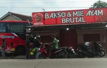 Bus Trans Jateng Nyeruduk Warung Bakso di Grobogan, Dipicu Sopir Batuk-Batuk