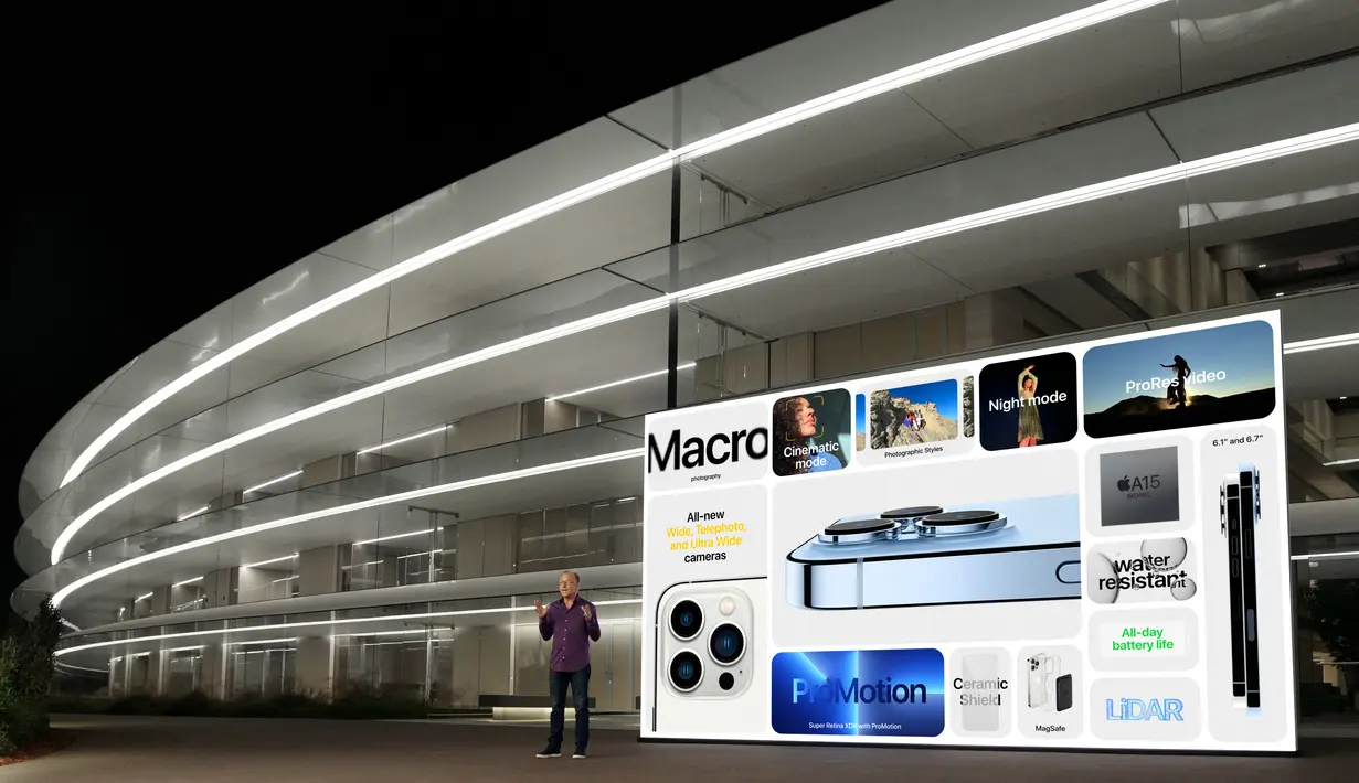 Wakil presiden senior Pemasaran Seluruh Dunia Apple Greg Joswiak memamerkan fitur-fitur canggih dari iPhone 13 Pro dan iPhone 13 Pro Max baru selama acara khusus di Apple Park, California (14/9/2021). Sekilas, desain iPhone 13 nyaris identik dengan iPhone 12. (Brooks Kraft/Apple Inc./AFP)