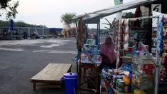 Warga berjaga di warung tidak permanen di SPBU, Jalur Pantura, Cirebon, Jawa Barat, Rabu (21/6). Menjelang puncak arus mudik Lebaran 2017, warga yang tinggal di dekat jalur Pantura membuat warung-warung dadakan. (Liputan6.com/Johan Tallo)