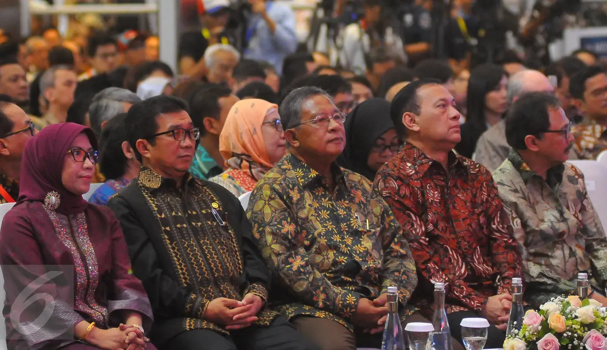 Menko Perekonomian, Darmin Nasution (tengah) saat menghadiri penutupan perdagangan Bursa Efek Indonesia akhir Tahun 2016 di BEI, Jakarta, Jumat (30/12). Penutupan perdagangan bursa saham 2016 Indonesia naik sebesar 15,32%.(Liputan6.com/Angga Yuniar)