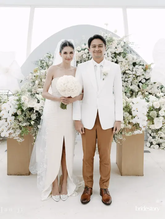 Perbedaan look lainnya adalah hairdo. Mikha menata rapi rambutnya dengan gaya updo. Dan sang mama memilih gaya rambut digerai dengan poni tirai. [@thebridestory]