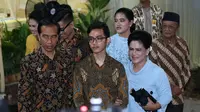Gibran Rakabuming diapit kedua orangtuanya Presiden Jokowi dan Nyoya Iriana Jokowi. (Galih W. Satria/Bintang.com)