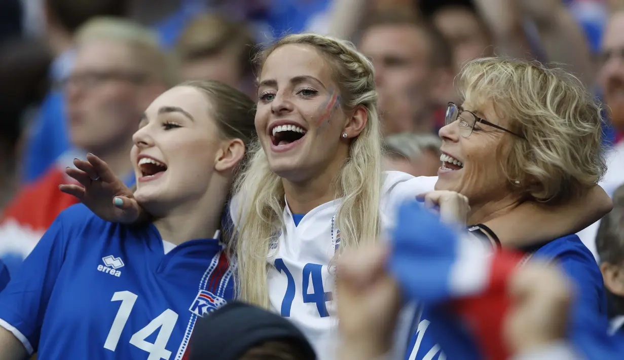 Fans Islandia bernyanyi menantikan laga timnya melawan Prancis pada babak perempat final Piala Eropa 2016 di Stade de France, Saint-Denis, Prancis, (3/7/2016). (REUTERS/Carl Recine)