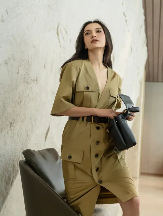 Raline Shah tampil dengan dress berkancing empat kantung warna cokelat yang mirip dengan seragam PNS [@ralineshah]