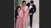 Priyanka Chopra tampil cantik dengan kain Sari khas India saat pernikahan kedua Joe Jonas dan Sophie Turner. (dok.Instagram Story/Sabayasachi Mukherjee/Komarudin)