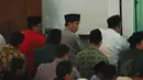 Capres nomor urut dua Joko Widodo saat menunaikan salat tarawih di Masjid An-Naajah, Cilegon, Selasa (1/7/14). (Liputan6.com/Andrian M Tunay)