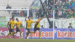 Gelandang Semen Padang U-16, Putra Chaniago merayakan gol bersama para pemain lainya pada laga uji coba di Stadion Singaperbangsa, Jawa Barat, Senin (9/3/2015). Timnas U-16 bermain imbang 4-4 dengan Semen Padang U-16. (Liputan6.com/Herman Zakharia)