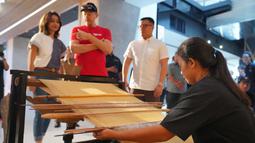 Peter Schmeichel menyaksikan secara langsung proses pembuatan kain tenun, dari seorang pengrajin. (Dok. Vidio)