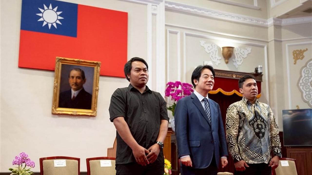 Kholis Intamu (kanan) berfoto bersama Presiden Lai Ching-te (tengah).