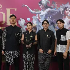 Geisha Tutup Parade Wastra Nusantara 2025 dengan Sentuhan Batik Modern. [Adrian Putra/Fimela]