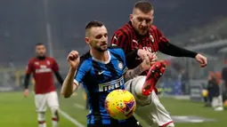 Penyerang AC Milan, Ante Rebic berebut bola dengan gelandang Inter Milan, Marcelo Brozovic pada laga pekan ke-23 Serie A di Giuseppe Meazza, Minggu (9/2/2020). Sempat tertinggal, Inter Milan sukses mengemas kemenangan 4-2 dari rival sekota AC Milan. (AP/Antonio Calanni)