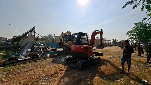 Sejumlah alat berat menertibkan bangunan pasar kambing yang berada di jalur pipa gas Pertamina, Jalan Raya Juanda, Depok.