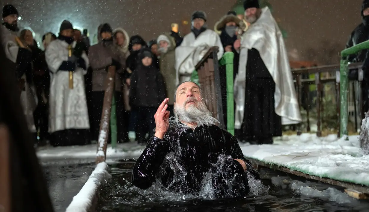 Epiphany merupakan hari raya di mana umat kristiani merayakan wahyu Tuhan yang berinkarnasi sebagai Yesus Kristus. (AP Photo/Alexander Zemlianichenko)