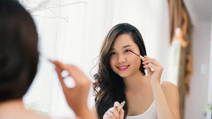 Tips Makeup untuk Membuat Bulu Mata Panjang dan Lentik, Nggak Perlu Fake Eyelashes