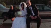 Seorang fotografer mengabadikan momen pasangan pengantin di Lebanon yang melakukan pernikahan di bawah umur dalam sebuah video eksperimen sosial  (sumber. Dailydot.com)