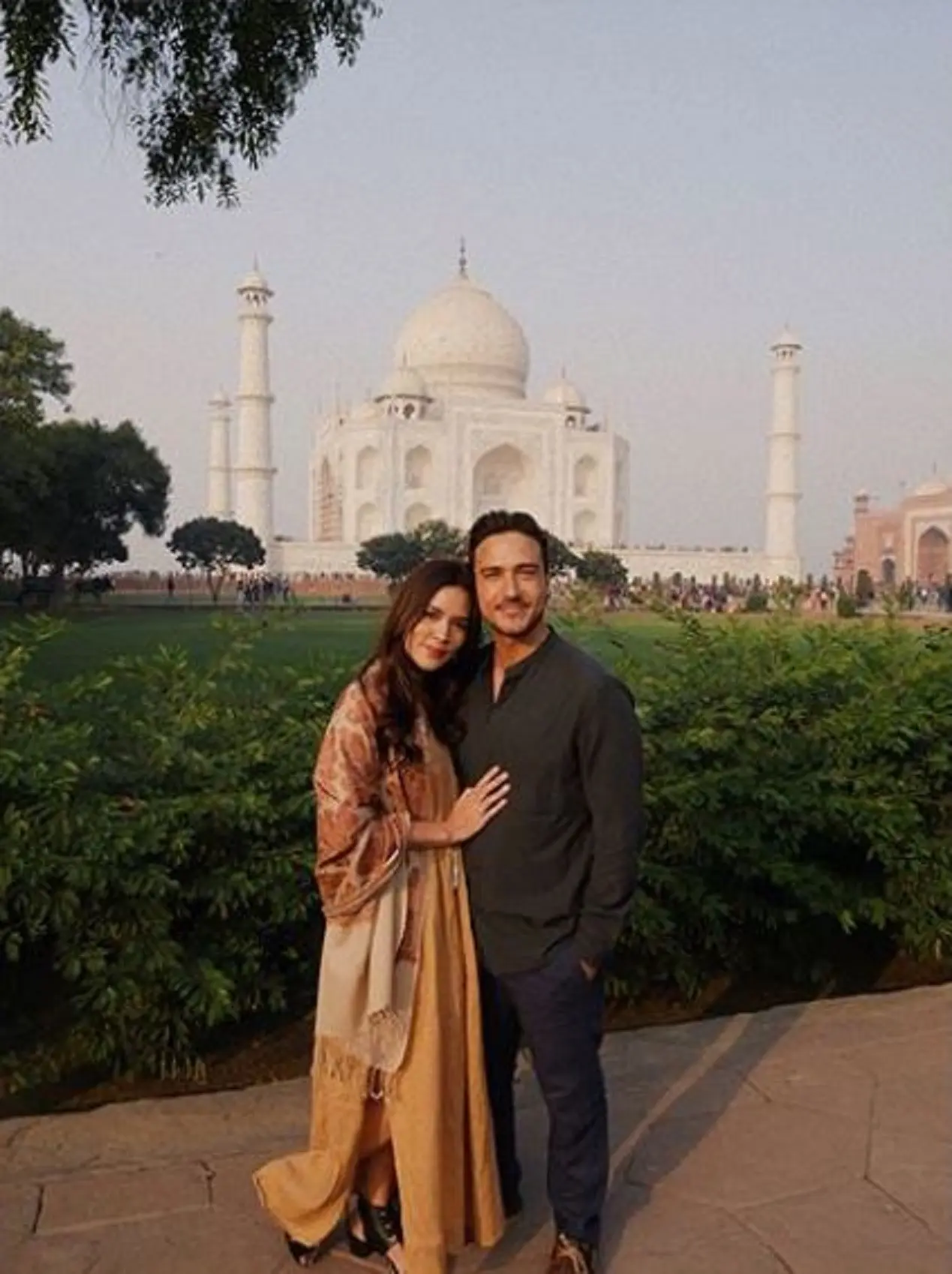 Raisa dan Hamish Daud saat liburan ke India. Mereka berkunjung ke Taj Mahal (Instagram/@raisa6690)