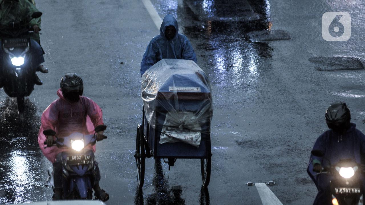 FOTO: Waspada Hujan Angin di Jakarta Dampak Siklon Molave