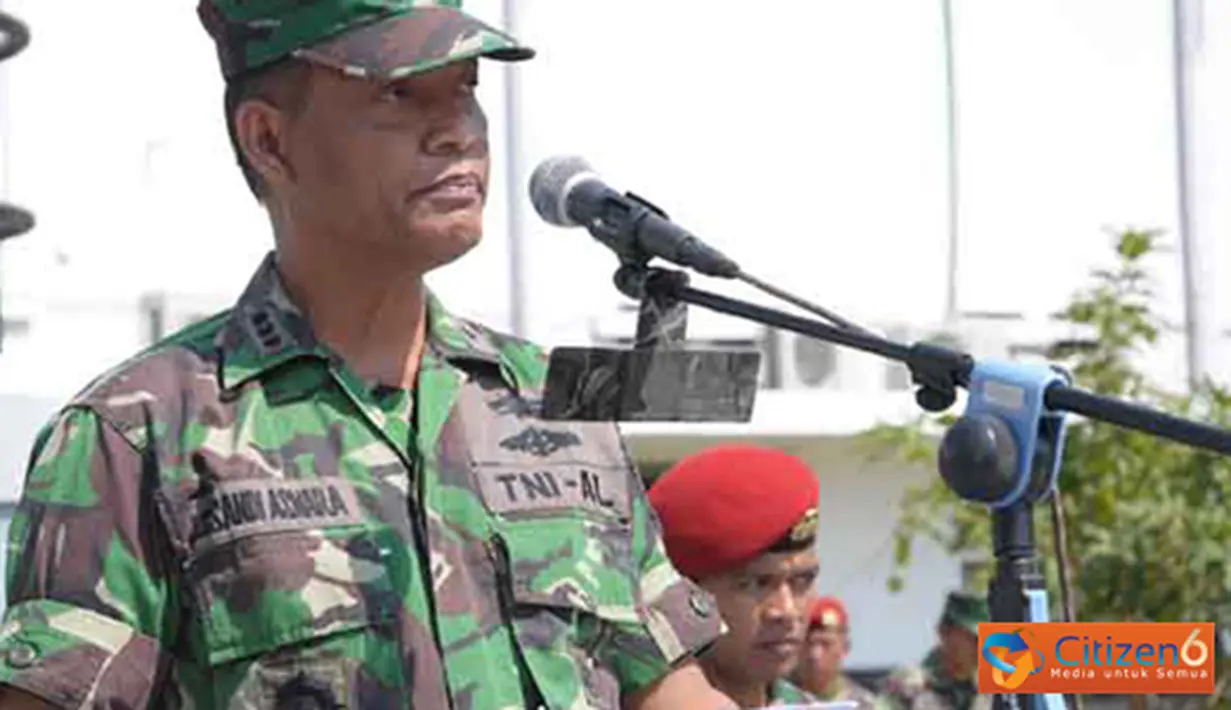 Citizen6, Surabaya: Kursus free fall yang akan berlangsung selama tujuh minggu tersebut, dibuka Wadan Kodikopsla Kolonel Laut (P) Soetrisno Sandi Asmara di lapangan Dewaruci Kesatrian Kodikopsla Ujung Surabaya. (Pengirim: Penkobangdikal)