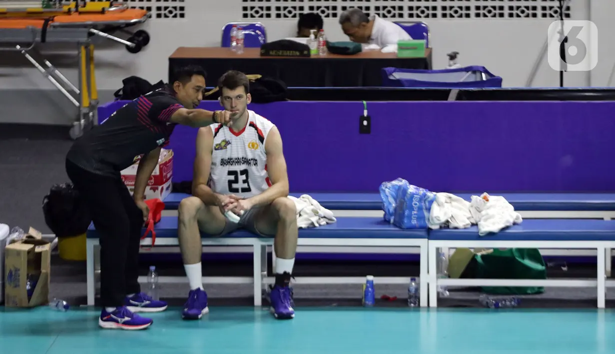Pevoli putra Surabaya Bhayangkara Samator, Marco Sindelic (kanan) saat melawan Kudus Sukun Badak dalam pertandingan PLN Mobile Proliga 2022 di Padepokan Voli Jenderal Polisi Kunarto, Sentul, Bogor, Minggu (9/1/2022). Surabaya Bhayangkara Samator unggul 3-1. (Liputan6.com/Helmi Fithriansyah)