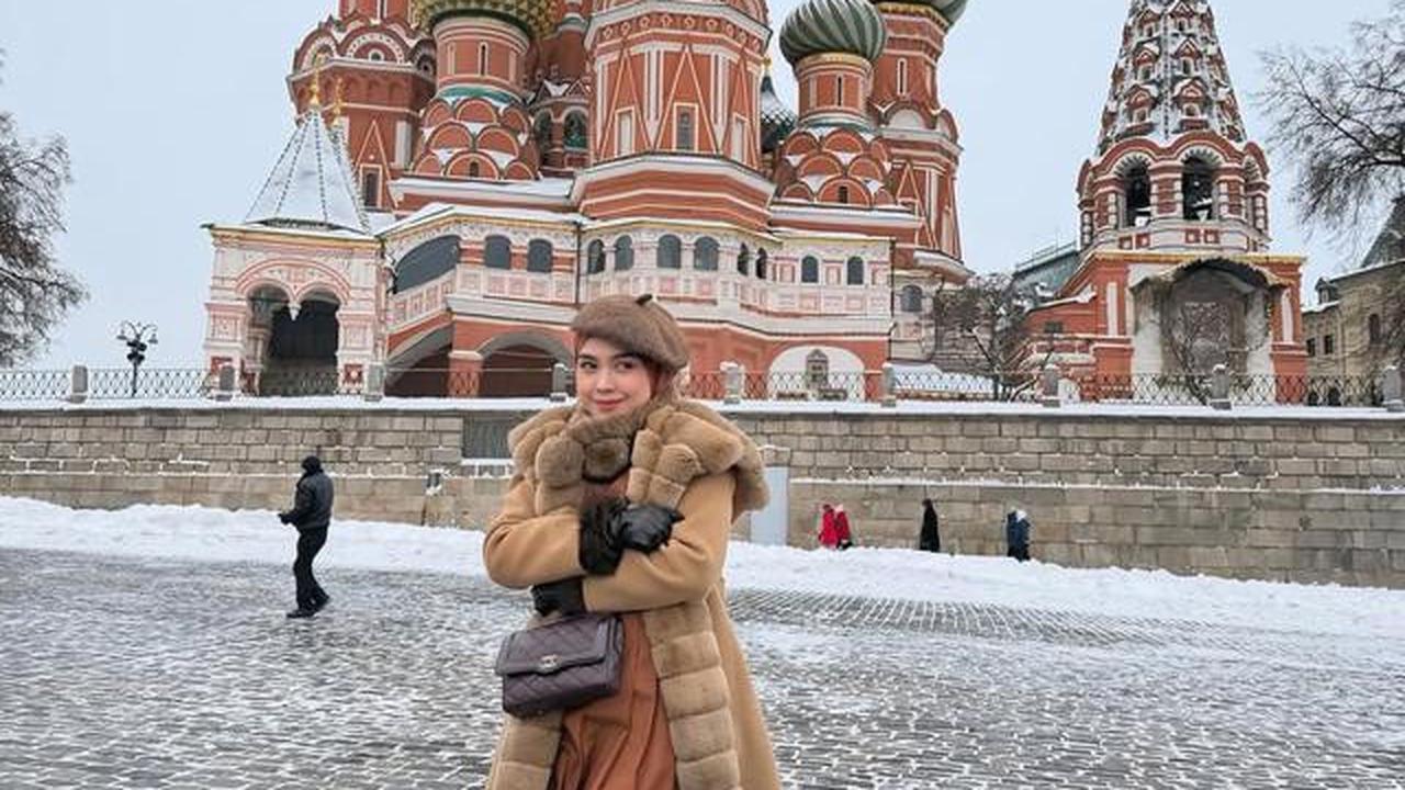6 Gaya Ria Ricis Liburan di Moskow yang Dinginnya Sampai -25C, Tetap Tampil Modis