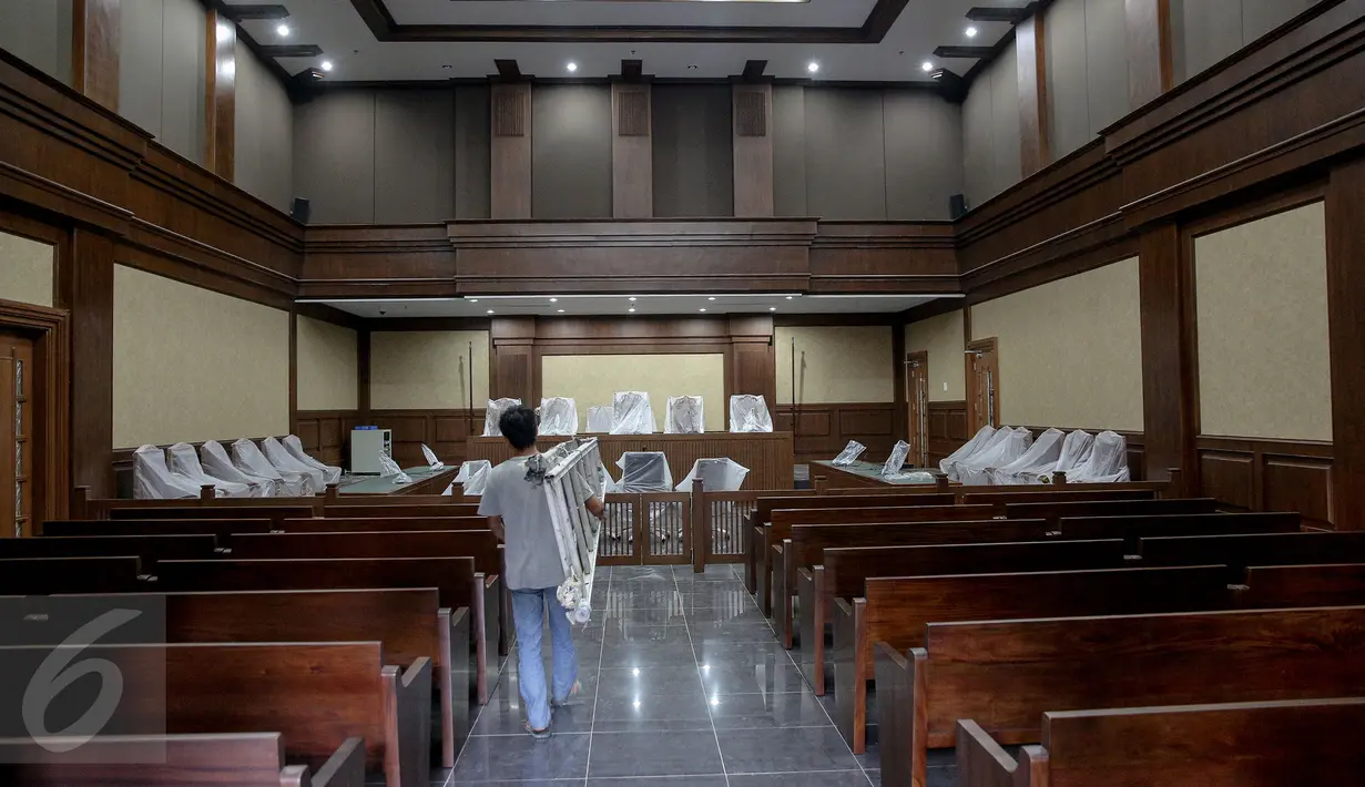Pekerja mempersiapkan salah satu ruang sidang di gedung Pengadilan Tipikor Jakarta Pusat yang akan menjadi tempat baru pelaksanaan sidang tindak pidana korupsi di Bungur, Jakarta, 13 November 2015. (Liputan6.com/Faizal Fanani)