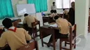 Suasana pelaksanaan Ujian Nasional (UN) secara Paper Base Test (PBT) atau manual di SMAN Luar Biasa 01 Jakarta, Rabu (15/4/2015). 10 siswa mengikuti Ujian Nasional di hari ke 3 ini. (Liputan6.com/Helmi Afandi)