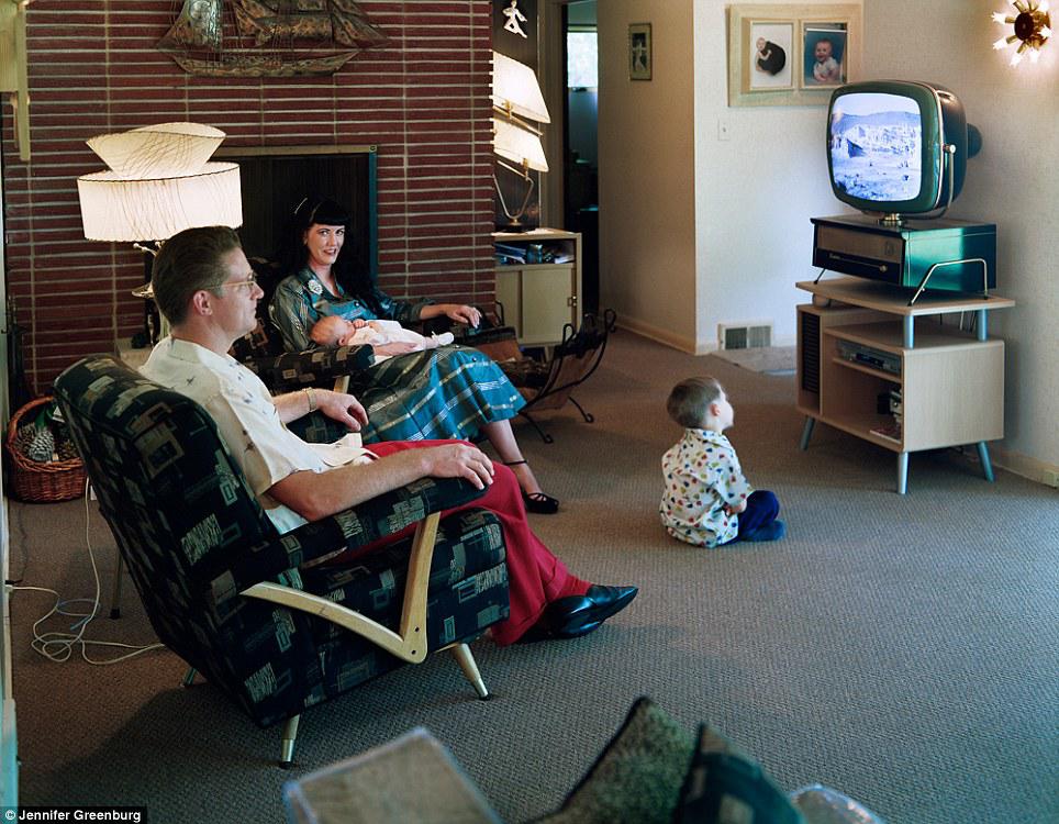 Masih punya TV seperti ini di rumah? | Foto copyright Dailymail/Jennifer Greenburg
