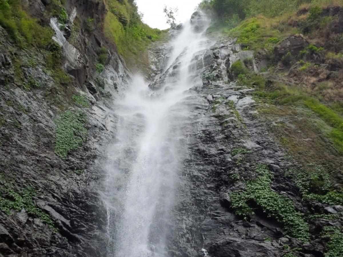 Keceriaan wisatawan mandi di bawah Air Terjun Sedudo sebelum longsor