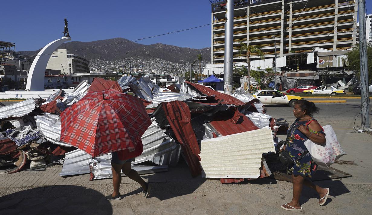 Penduduk terkaya di Acapulco, yang mengungsi sebelum Otis atau segera setelahnya, mulai kembali untuk mendata properti mereka di tepi pantai. (AP Photo/Marco Ugarte)