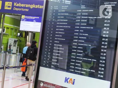 Sebuah papan memperlihatkan jadwal keberangkatan kereta api jarak jauh di Stasiun Gambir, Jakarta, Rabu (6/12/2023). (Liputan6.com/Angga Yuniar)