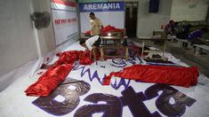 Aremania mengusung semangat kesatuan suporter untuk sepakbola Indonesia merancang dan membuat bendera Merah Putih terbesar di Dunia bertempat di Lapangan Futsal  Tangerang, Selasa (13/10/2015). (Bola.com/Nicklas Hanoatubun)