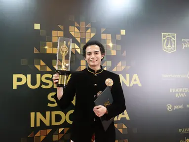 Omara Esteghlal berfoto bersama Piala Citra FFI pada malam penganugerahan di Taman Ismail Marzuki (TIM) Jakarta pada Kamis (20/11/2025) malam. Omara Esteghlal menyabet penghargaan bergengsi ini berkat akting memukaunya dalam film Pengepungan di Bukit Duri. (Kapanlagi.com/Budy Santoso)
