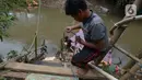 Anak-anak usai menggunakan perahu eretan di sungai Ciliwung, Jakarta, Selasa (3/11/2020). Perahu eretan di sungai Ciliwung masih bertahan sebagai penghubung Jakarta Timur dan Jakarta Selatan Selatan. (merdeka.com/Imam Buhori)